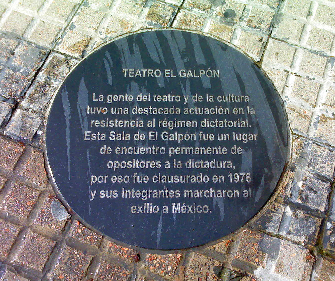 Placa de la marca de la memoria frente al teatro El Galpón de Montevideo / Foto: Anguelo - Wikipedia