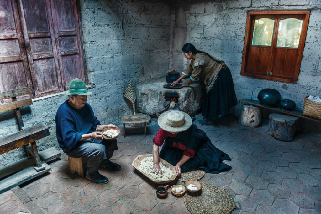 Familia Quizhpe-Guamán en San Lucas (cantón Loja, Ecuador), preparando alimentos provenientes de la chakra. / Javier Vázquez / UTPL