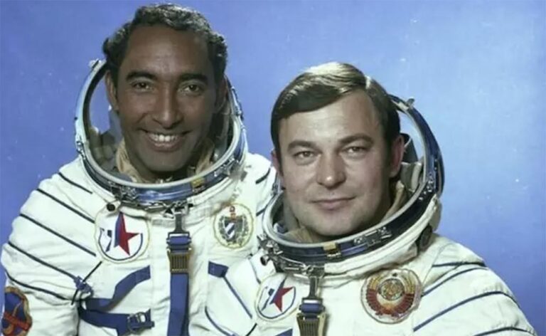 Arnaldo Tamayo-Méndez, a la izquierda, junto a su compañero de vuelo Yuri Romanenko / Foto: Roscosmos