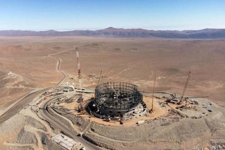 Construcción de la estructura del ELT a mediados de julio. En la cordillera del fondo se sitúa el observatorio Paranal de ESO, desde el que se controlará el gigantesco telescopio. / Alejandro Muñoz