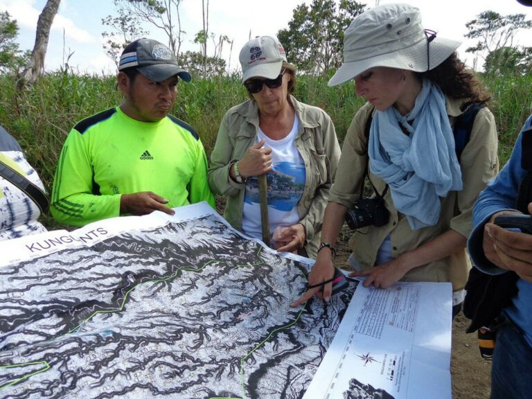 Equipo de trabajo en el valle de Upano (Ecuador) durante 2015, con un mapa donde aparecen antiguas estructuras conectadas por caminos. / INPC