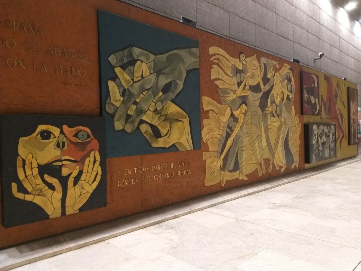 Mural Hispanoamérica de Oswaldo Guayasamín, en el Aeropuerto de Madrid-Barajas, Madrid. / Foto De Edjoerv - Trabajo propio, CC BY-SA 4.0, https://commons.wikimedia.org/w/index.php?curid=78689298