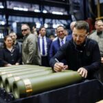 El presidente de Ucrania, Volodimir Zelenski, firmando proyectiles de artillería de 155 mm en una fábrica en la ciudad de Scranton, en Estados Unidos - Europa Press/Contacto/Commonwealth Media Services/