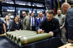 El presidente de Ucrania, Volodimir Zelenski, firmando proyectiles de artillería de 155 mm en una fábrica en la ciudad de Scranton, en Estados Unidos - Europa Press/Contacto/Commonwealth Media Services/