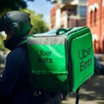 Un repartidor de Uber Eats en moto / Foto: Uber Eats