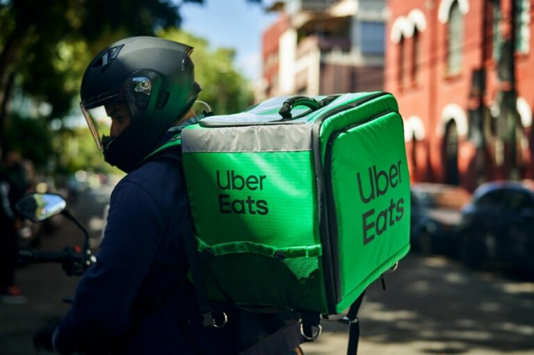 Un repartidor de Uber Eats en moto / Foto: Uber Eats