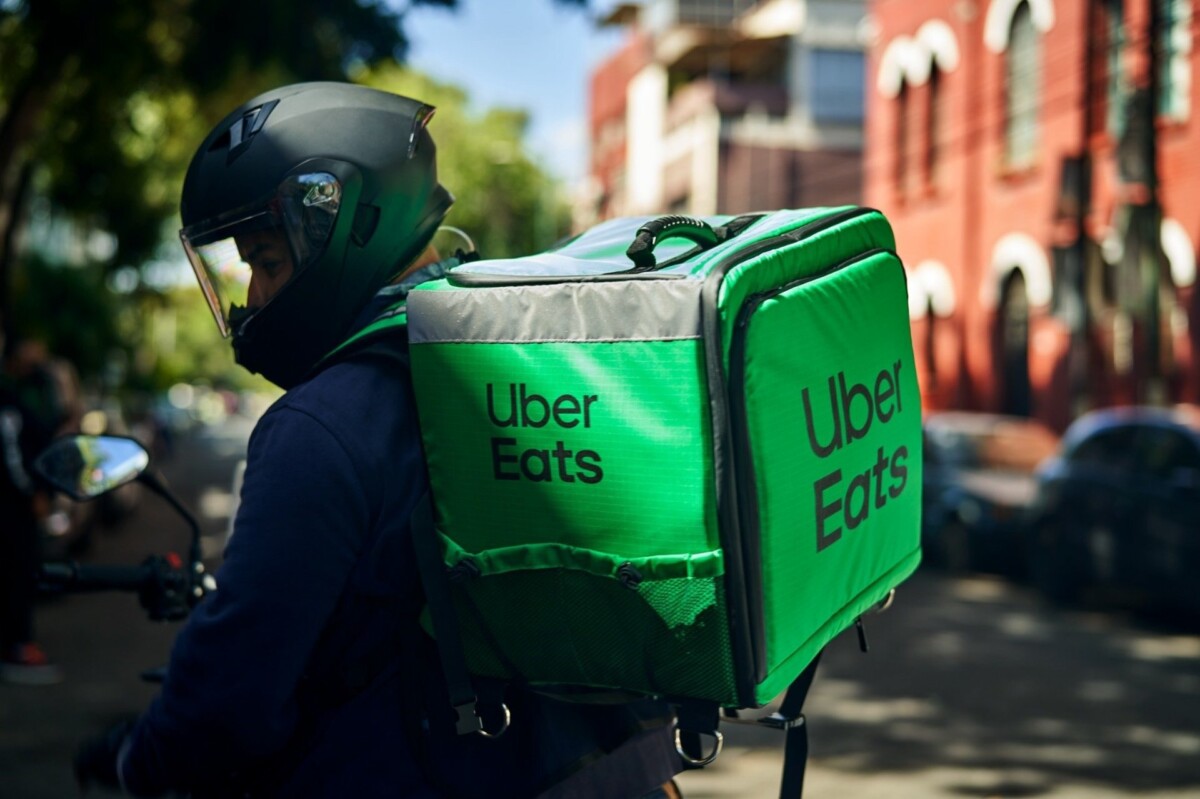 Un repartidor de Uber Eats en moto / Foto: Uber Eats