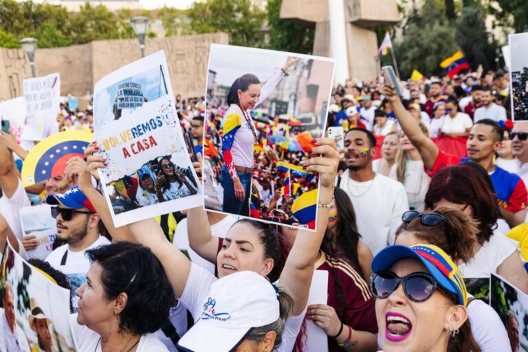 Manifestantes durante una protesta en apoyo a la oposición venezolana en Madrid / Foto: Carlos Luján - Europa Press