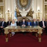 El presidente de Argentina, Javier Milei, rodeado de su gabinete en el discurso nacional en el aniversario de su primer año en el poder / Foto: Gobierno de Argentina