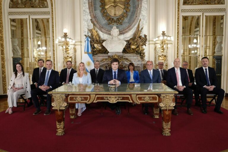 El presidente de Argentina, Javier Milei, rodeado de su gabinete en el discurso nacional en el aniversario de su primer año en el poder / Foto: Gobierno de Argentina