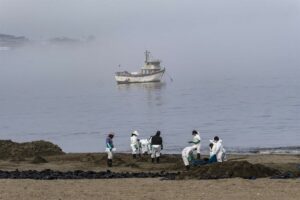 Un grupo de personas en tareas de limpieza en una playa peruana / Foto: Hidalgo Calatayud Espinoza - dpa