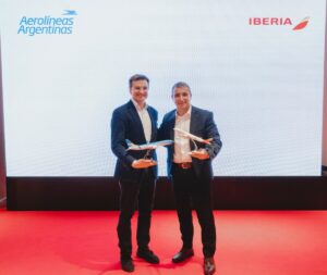 El presidente de Iberia, Marco Sansavini, y el presidente y gerente general de Aerolíneas Argentinas, Fabián Lombardo (Foto: Iberia)