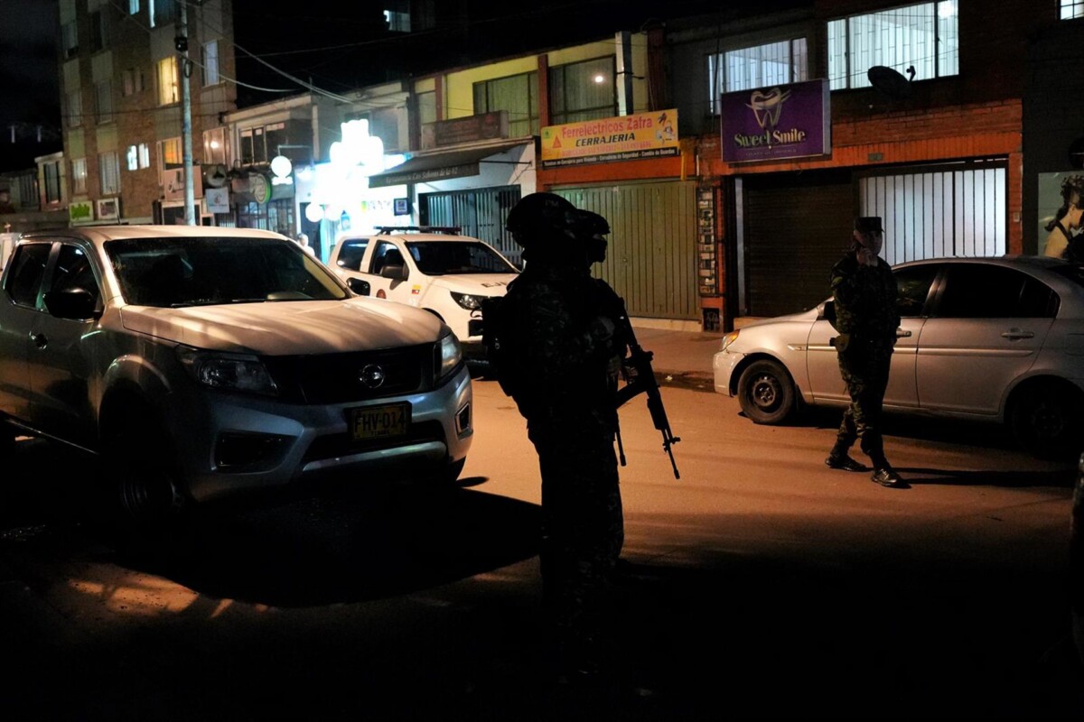 Efectivos de seguridad en Bogotá (Colombia) tras el intento de asesinato contra Miguel Uribe - Europa Press/Contacto/Andres Moreno