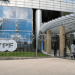Vista de la sede de la petrolera estatal YPF en Buenos Aires, Argentina (Foto: Europa Press - Meng Dingbo)