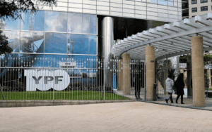 Vista de la sede de la petrolera estatal YPF en Buenos Aires, Argentina (Foto: Europa Press - Meng Dingbo)