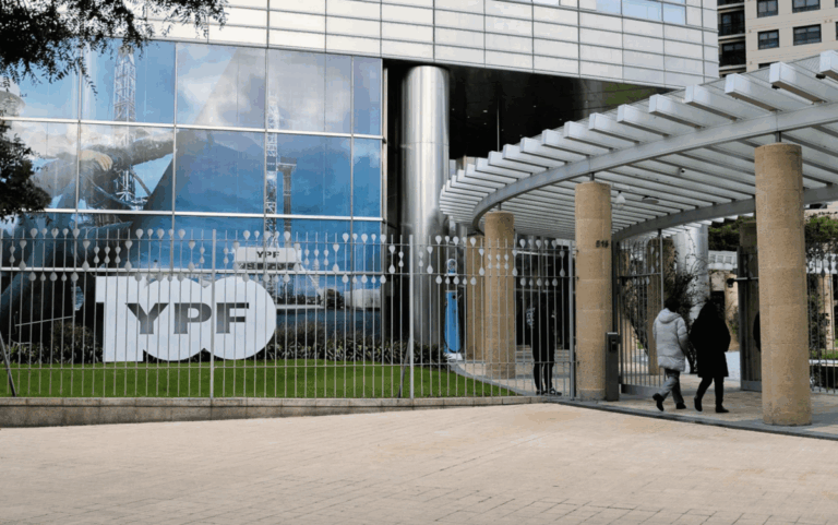 Vista de la sede de la petrolera estatal YPF en Buenos Aires, Argentina (Foto: Europa Press - Meng Dingbo)