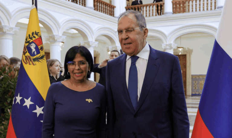 El ministro de Exteriores de Rusia, Sergei Lavrov, y la vicepresidenta de Venezuela, Delcy Rodríguez (Foto: Jesus Vargas/dpa)