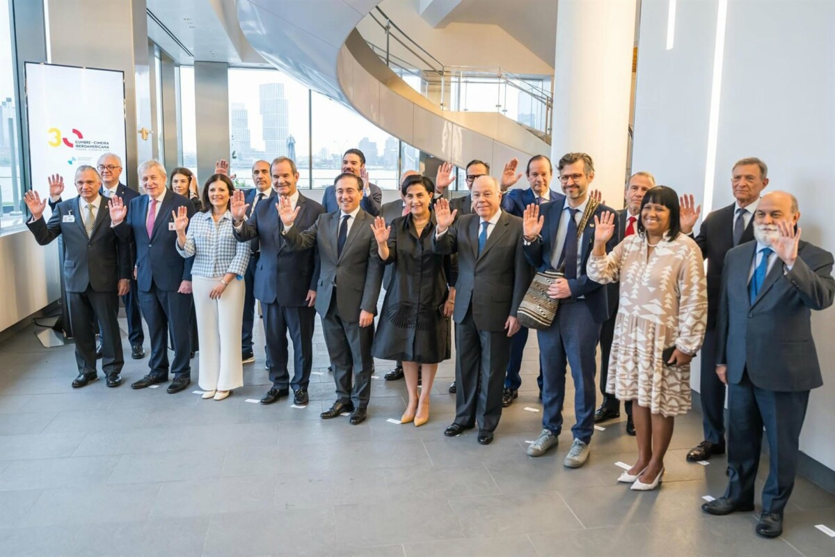 El ministro de Asuntos Exteriores, Unión Europea y Cooperación, José Manuel Albares, y los cancilleres iberoamericanos durante la reunión mantenida en Nueva York en los márgenes de la Asamblea de Naciones Unidas - MINISTERIO DE ASUNTOS EXTERIORES