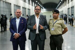 En el centro, el ministro del Interior de Ecuador, John Reimberg, acompañado por el titular de Defensa, Gian Carlo Loffredo, a la izquierda y un agente de seguridad a la derecha (Foto: Presidencia El Salvador/dpa)