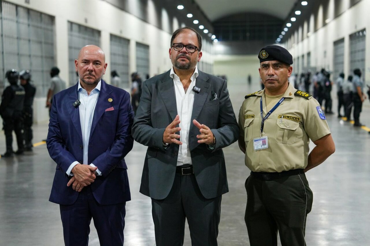 En el centro, el ministro del Interior de Ecuador, John Reimberg, acompañado por el titular de Defensa, Gian Carlo Loffredo, a la izquierda y un agente de seguridad a la derecha (Foto: Presidencia El Salvador/dpa)