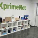 Oficina de eXprimeNet con productos y materiales de marketing