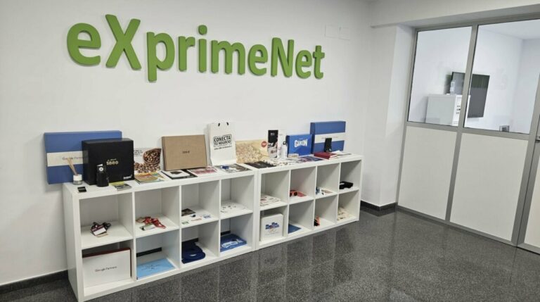 Oficina de eXprimeNet con productos y materiales de marketing