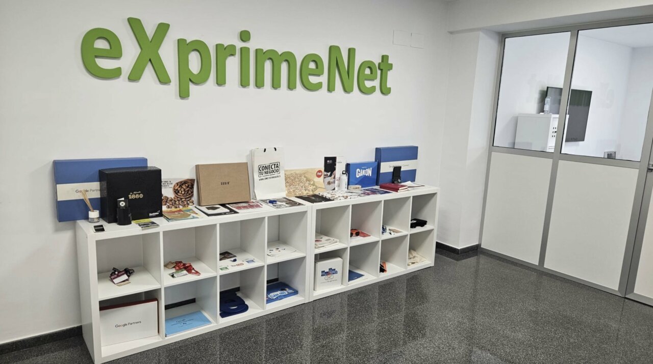 Oficina de eXprimeNet con productos y materiales de marketing