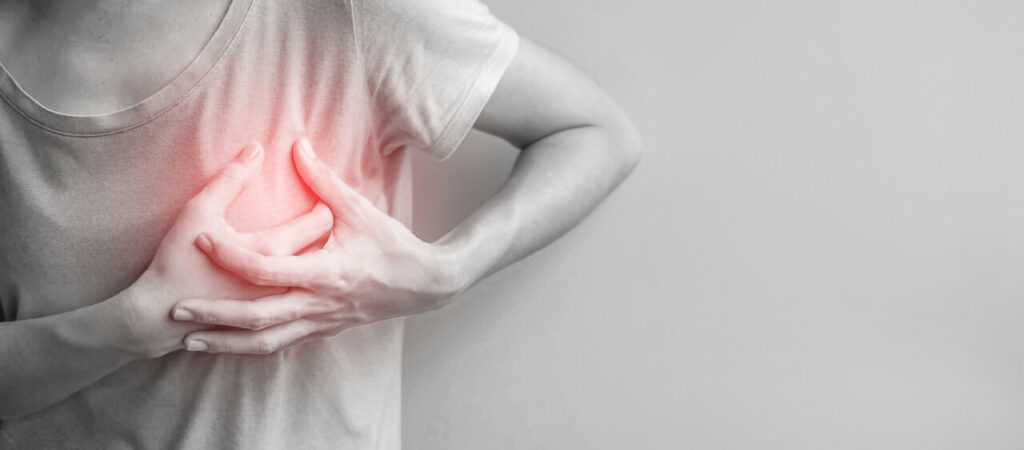 Mujer con dolor en el pecho mostrando preocupación por su salud