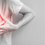 Mujer con dolor en el pecho mostrando preocupación por su salud