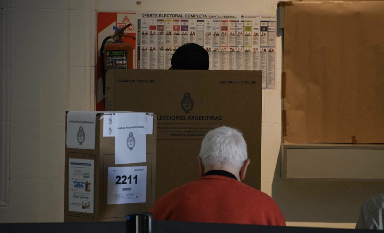 Los argentinos votan en las elecciones legislativas de 2025 - Sebastián Hipperdinger - Europa Press