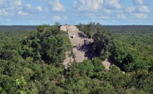 Vista de la pirámide maya de Calakmul entre la selva