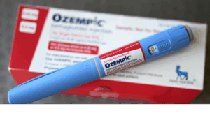 Inyección de Ozempic junto a su caja de presentación