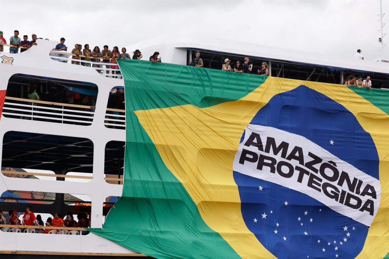 Protesta indígena en Belém con bandera de la Amazonía protegida