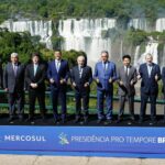 Líderes de Mercosur posando frente a las Cataratas del Iguazú
