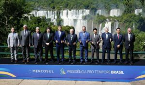 Líderes de Mercosur posando frente a las Cataratas del Iguazú