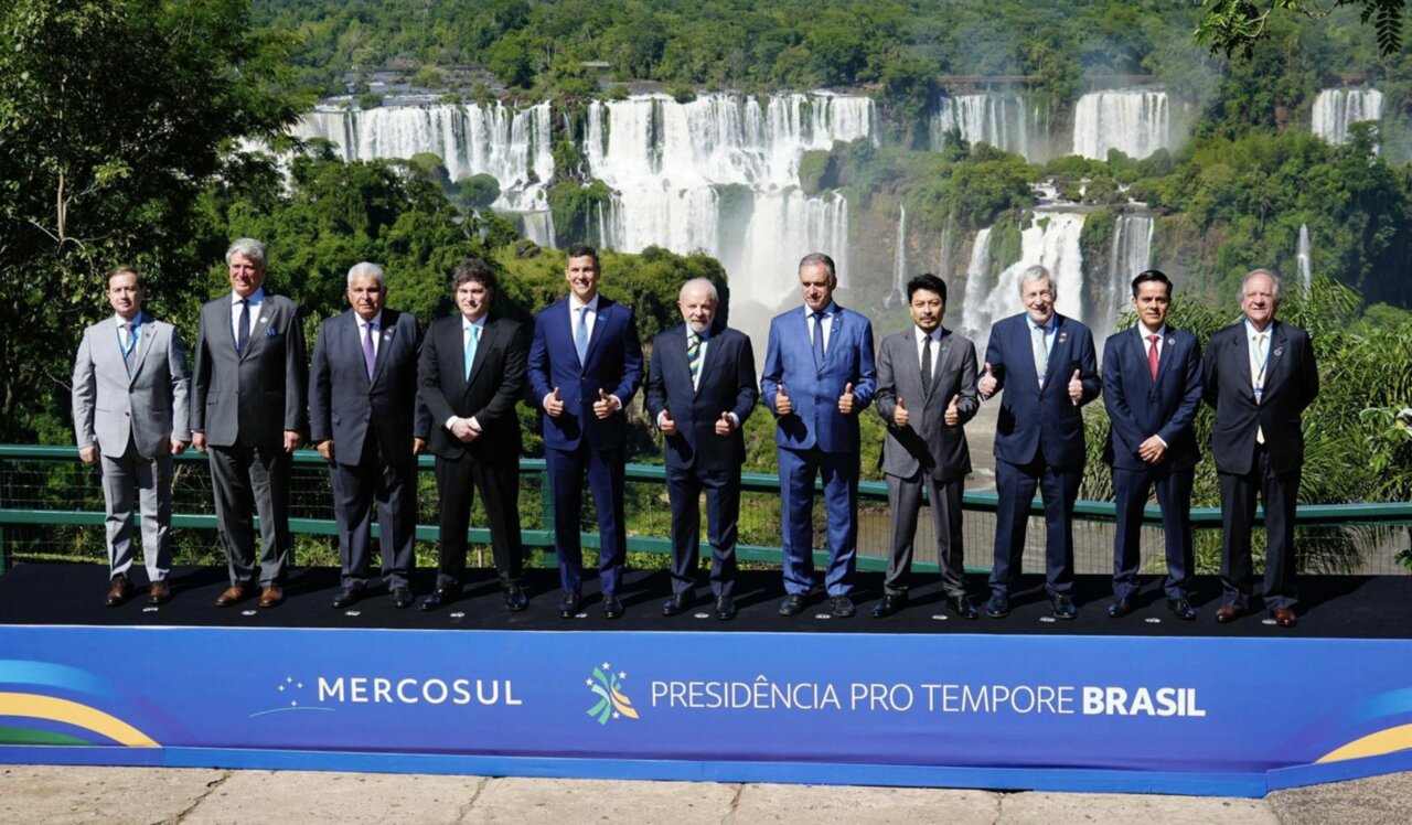Líderes de Mercosur posando frente a las Cataratas del Iguazú