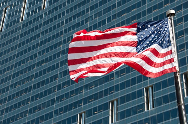 Bandera de Estados Unidos onde emprendedores hispanohablantes crean negocios.