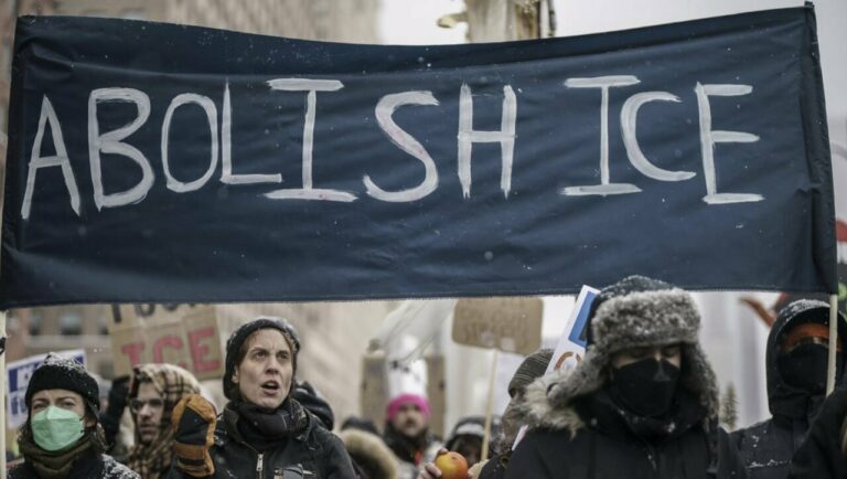 Manifestantes sostienen un cartel con el lema Abolir el ICE durante una marcha en el centro de Chicago (Foto: Chris Riha/ZUMA Press Wire/dpa)