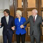 Los preisdentes de Argentina, Javier Milei: Uruguay, Luis Lacalle Pou; de Brasil, Luis Inázio Lula da Silva; y de Paraguay, Santiago Peña, celebran con la presidenta de la Comisión Europea, Ursula von der Leyen, el fin de las negocaciones (Foto: UE/Mer - Santiago Mazzarovich/dpa)