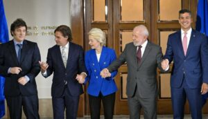 Los preisdentes de Argentina, Javier Milei: Uruguay, Luis Lacalle Pou; de Brasil, Luis Inázio Lula da Silva; y de Paraguay, Santiago Peña, celebran con la presidenta de la Comisión Europea, Ursula von der Leyen, el fin de las negocaciones (Foto: UE/Mer - Santiago Mazzarovich/dpa)