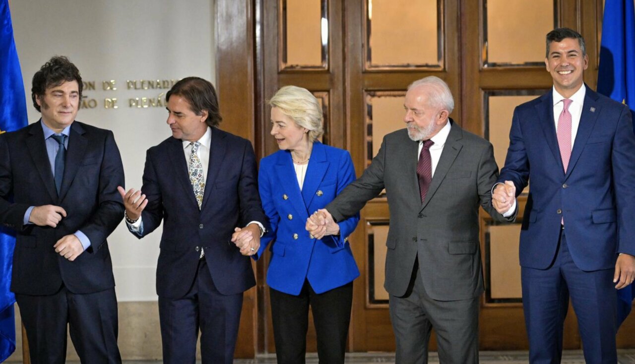 Los preisdentes de Argentina, Javier Milei: Uruguay, Luis Lacalle Pou; de Brasil, Luis Inázio Lula da Silva; y de Paraguay, Santiago Peña, celebran con la presidenta de la Comisión Europea, Ursula von der Leyen, el fin de las negocaciones (Foto: UE/Mer - Santiago Mazzarovich/dpa)