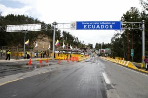 Puente Internacional de Rumichaca entre Colombia y Ecuador con señalización