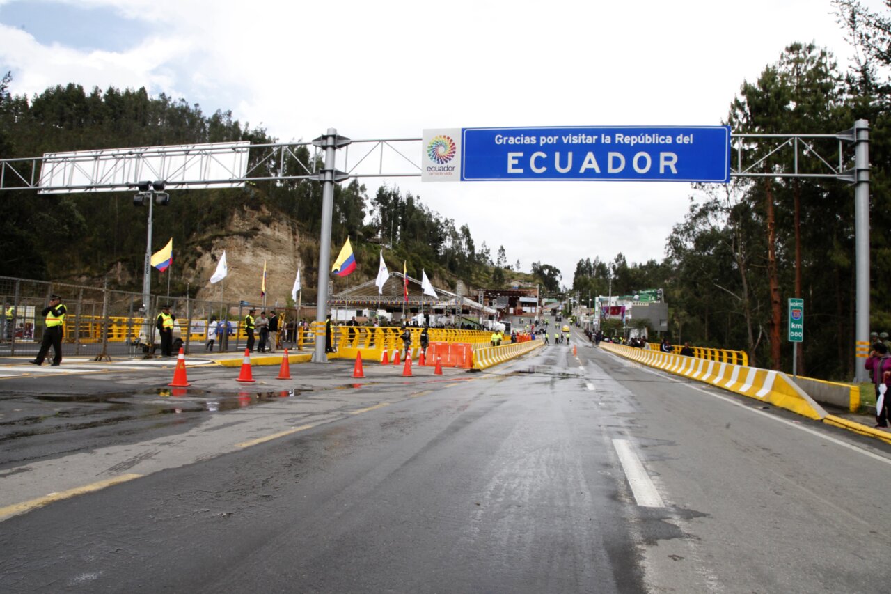 Puente Internacional de Rumichaca entre Colombia y Ecuador con señalización