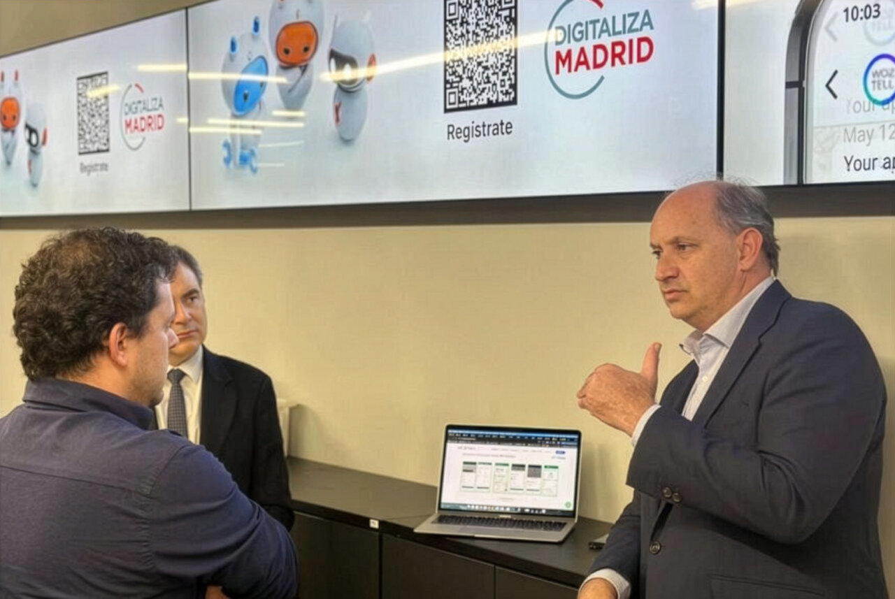 Participantes discutiendo soluciones tecnológicas en el hackathon de Madrid