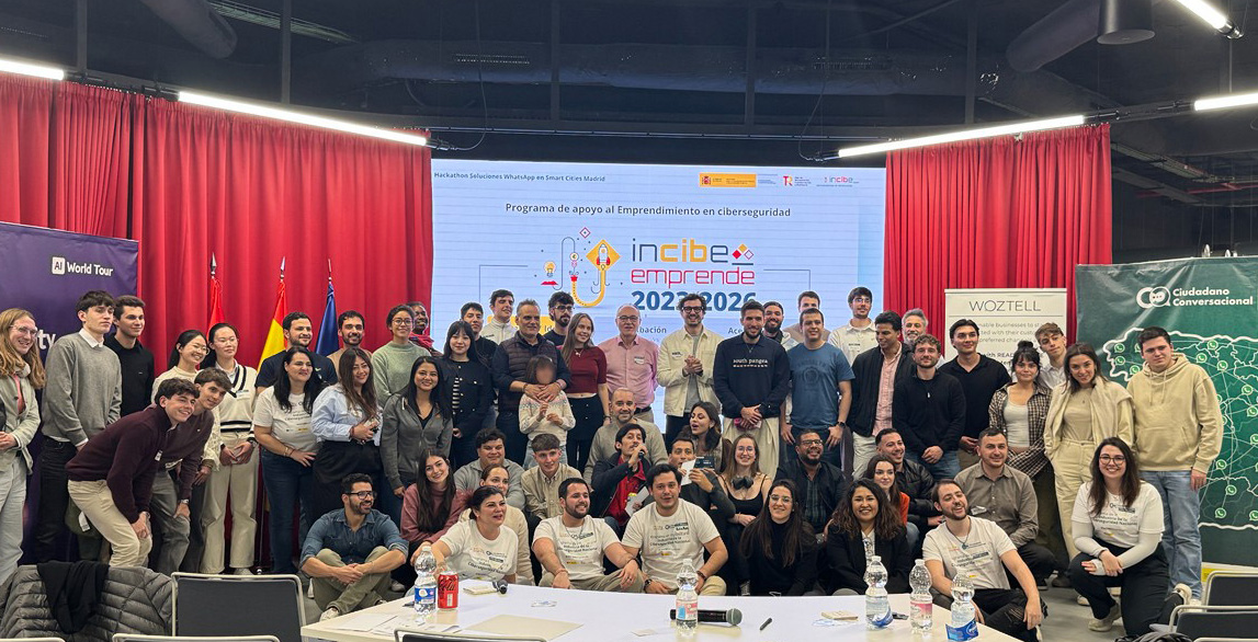 Grupo de participantes en el hackathon de Madrid sobre soluciones en WhatsApp