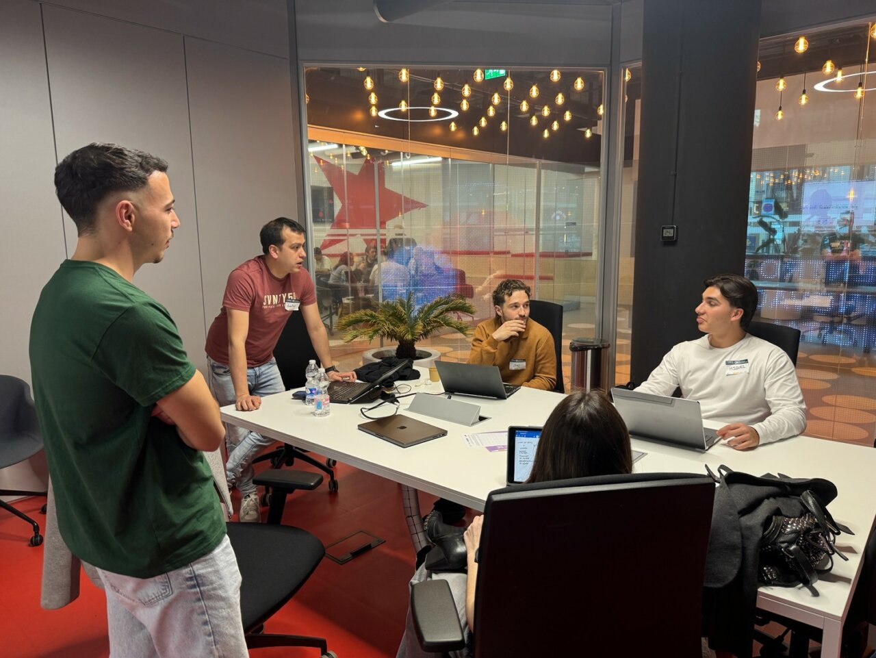 Grupo de jóvenes trabajando en un hackathon en Madrid