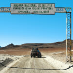 Señal de aduana en la frontera entre Bolivia y Chile con un vehículo