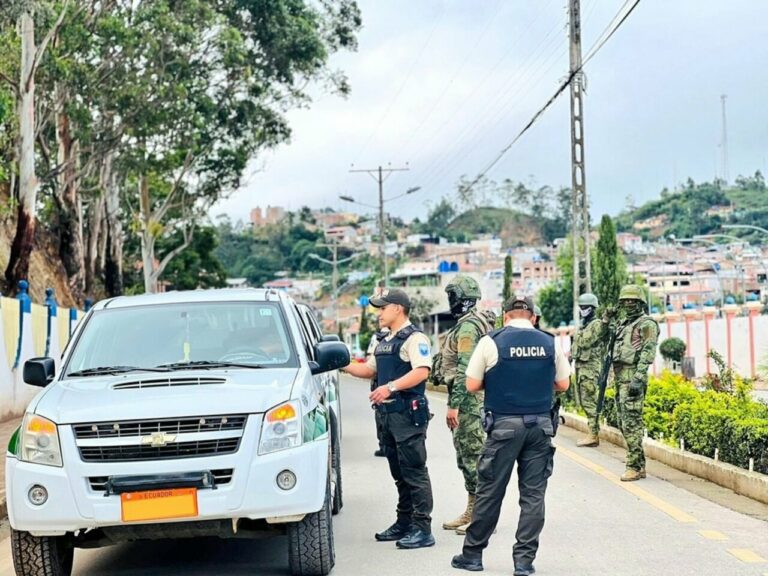 Las FFAA de Ecuador registran personas y vehículos en varios puntos del país para garantizar la seguridad (Foto: Policía de Ecuador)