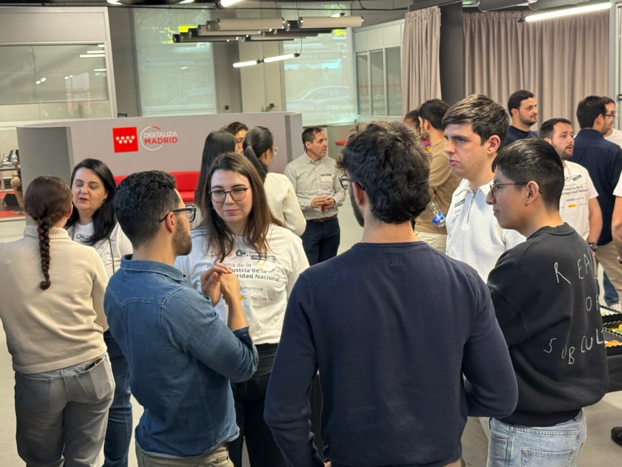 Participantes interactuando en el hackathon de Madrid sobre WhatsApp y Smart Cities