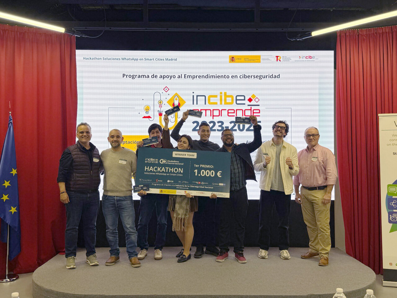 Ganadores del hackathon en Madrid mostrando su premio y certificados